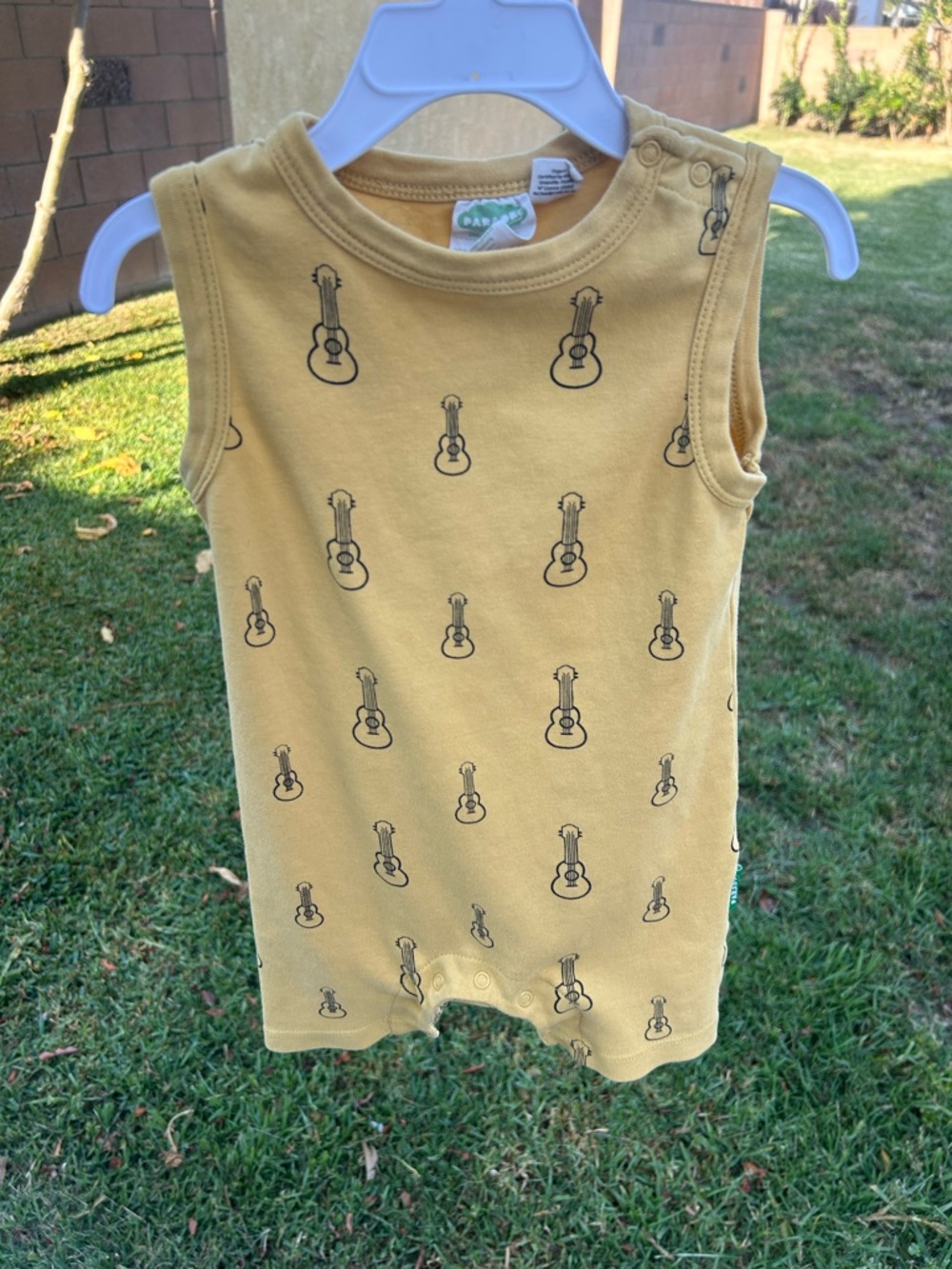 Parade organic cotton Sleeveless Guitar-Print Baby Romper - Mustard
